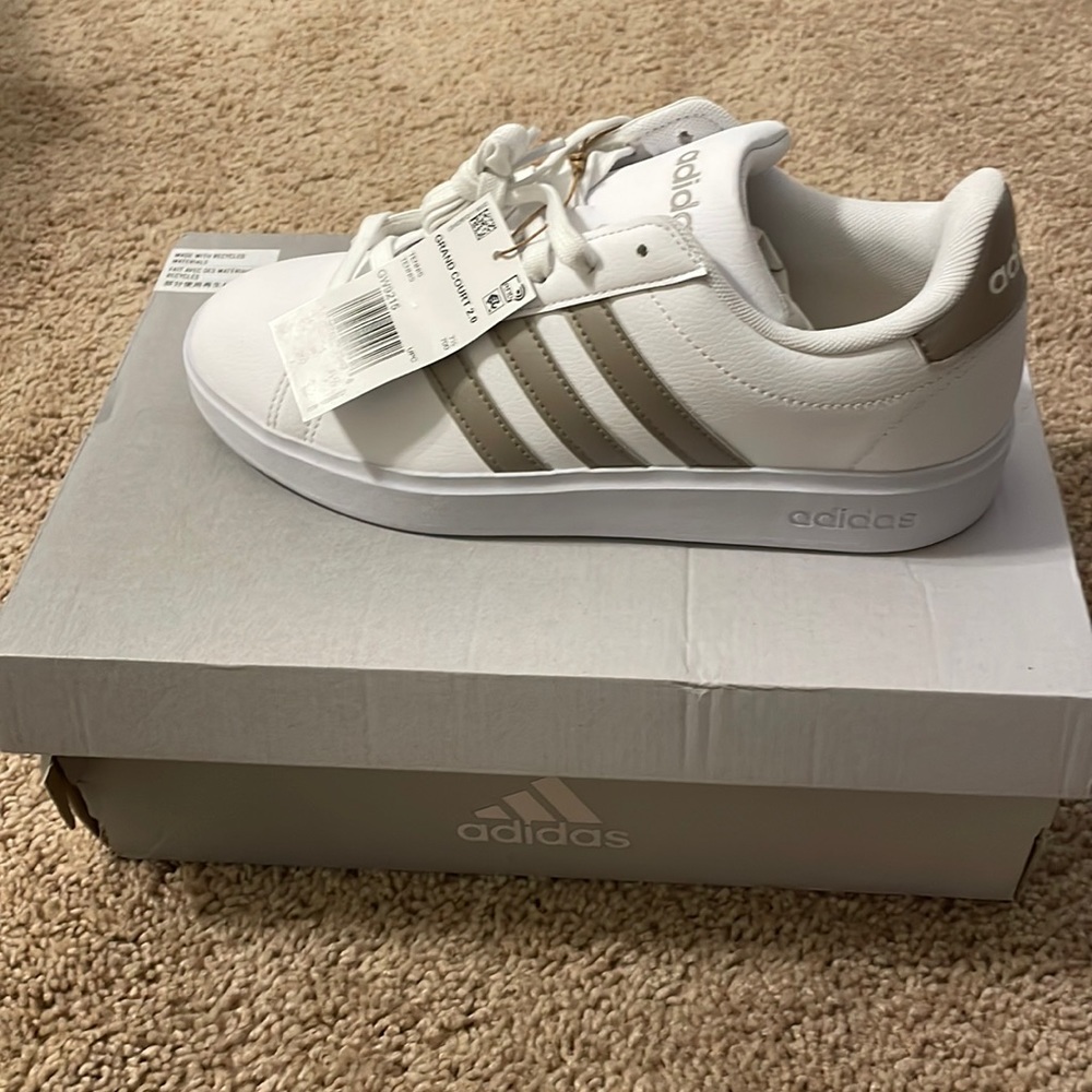 Adidas Grand Court 2.0 white with Platin Metallic stripes NWT